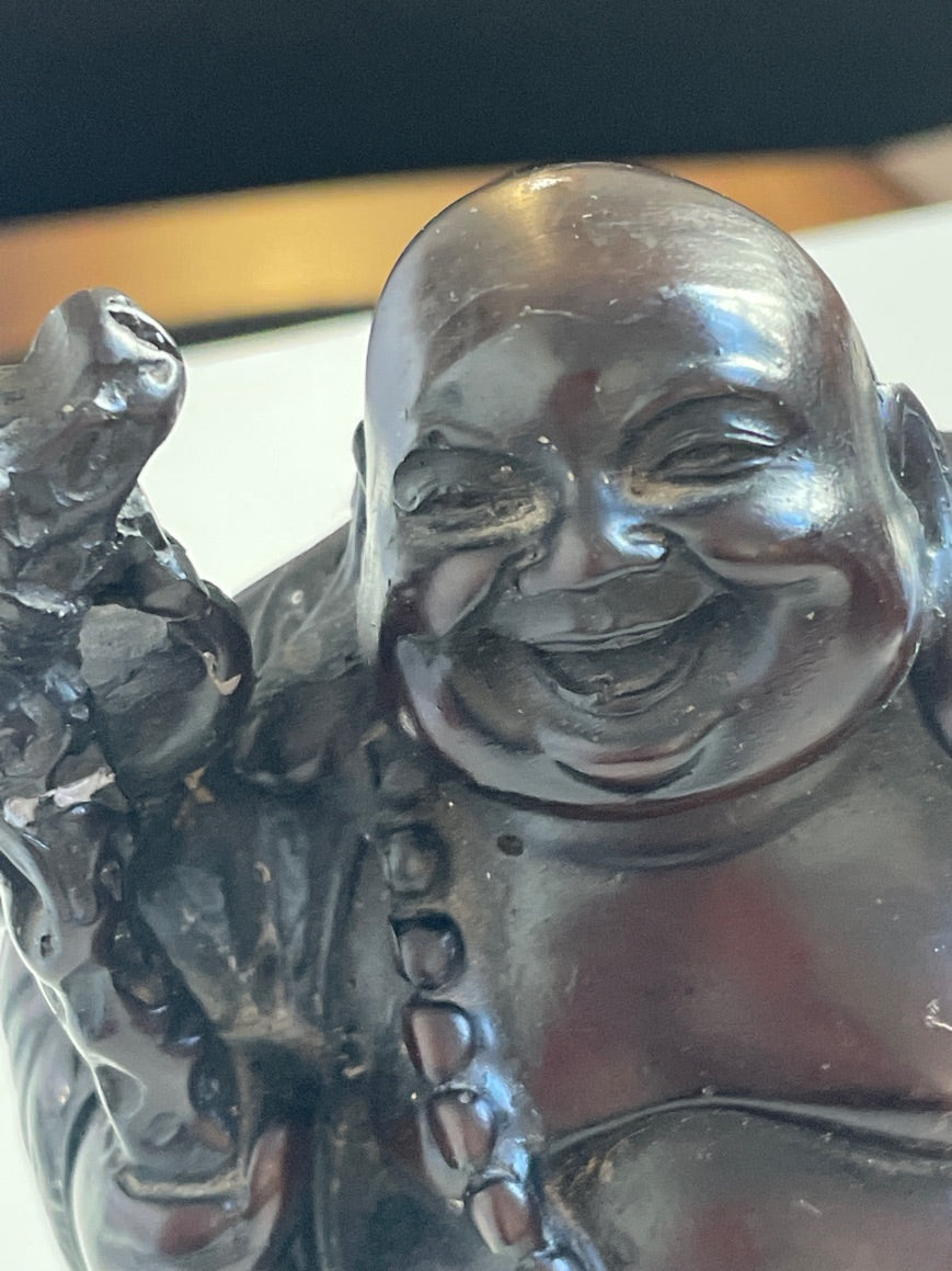 Smilende Buddha figur i hårdt træ
